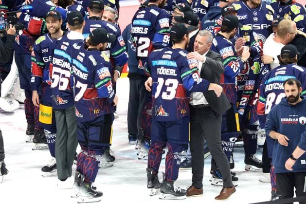 DEU, DEL, 1.EBL, Eisbaeren vs. Koelner Haie, 25.04.2025, Uber-Arena, Berlin, DEU, DEL, 1.EBL, Eisbaeren vs. Koelner Haie, im Bild Cheftrainer Serge Aubin (Eisbaeren Berlin), Leonhard Pfoederl (Eisbaeren Berlin 93), Eisbaeren-Spielerkreis *** DEU, DEL, 1 EBL, Eisbaeren vs Koelner Haie, 25 04 2025, Uber Arena, Berlin, DEU, DEL, 1 EBL, Eisbaeren vs Koelner Haie, in the picture head coach Serge Aubin Eisbaeren Berlin , Leonhard Pfoederl Eisbaeren Berlin 93 , Eisbaeren player circle nordphotoxGmbHx xEngler nph00076