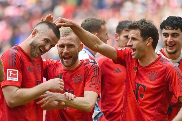 Schlussjubel v.re:Aleksandar PAVLOVIC (Bayern Muenchen), Thomas MUELLER (MÜLLER,Bayern Muenchen), Konrad LAIMER (Bayern Muenchen), Eric DIER (Bayern Muenchen), Harry KANE (Bayern Muenchen), Jubel,Freude,Begeisterung,Aktion. Fussball 1. Bundesliga Saison 2024 2025, 31.Spieltag, Spieltag31 FC Bayern Muenchen - 1.FSV Mainz 05 3-0 am 26.04.2025 , A L L I A N Z A R E N A.