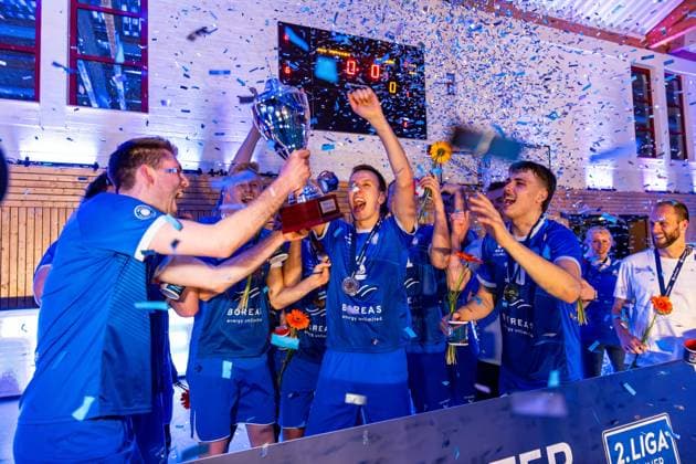 26.04.2025, GER, Volleyball, 2.BL Maenner Sued, Saison 2024 2025, Blue Volleys Gotha - Ceratonia Volleys Eltmann die Mannschaft der Blue Volleys Gotha wird Meister in der 2.Bundesliga Maenner Sued, Saison 24 25, im Bild Robert Werner (Blue Volleys Gotha), Tomasz Gorski (Blue Volleys Gotha), Justus Krausse (Blue Volleys Gotha), Richard Werner (Blue Volleys Gotha), Dominik Duchac (Blue Volleys Gotha), Finn Jansen (Blue Volleys Gotha), Tim Wagner (Blue Volleys Gotha), Maximum Crowder (Blue Volleys Gotha), Daniel Mark Ridings (Blue Volleys Gotha), Len Spankowski (Blue Volleys Gotha), Christoph Assmann (Blue Volleys Gotha), Hannes Krochmann (Blue Volleys Gotha), Erik Niederluecke (Blue Volleys Gotha) 99867 Gotha Sporthalle Sportanlage Ernesti Thüringen Deutschland