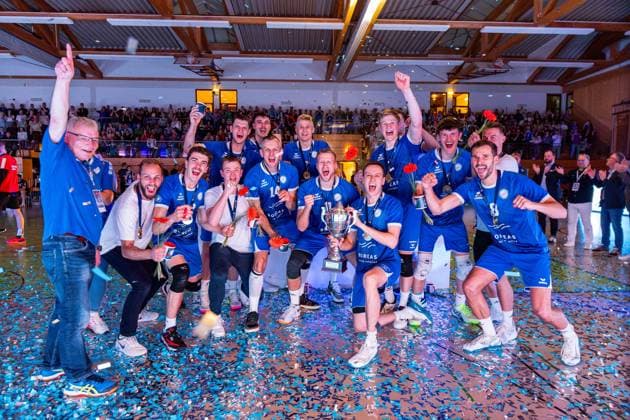 26.04.2025, GER, Volleyball, 2.BL Maenner Sued, Saison 2024 2025, Blue Volleys Gotha - Ceratonia Volleys Eltmann die Mannschaft der Blue Volleys Gotha wird Meister in der 2.Bundesliga Maenner Sued, Saison 24 25, im Bild Robert Werner (Blue Volleys Gotha), Tomasz Gorski (Blue Volleys Gotha), Justus Krausse (Blue Volleys Gotha), Richard Werner (Blue Volleys Gotha), Dominik Duchac (Blue Volleys Gotha), Finn Jansen (Blue Volleys Gotha), Tim Wagner (Blue Volleys Gotha), Maximum Crowder (Blue Volleys Gotha), Daniel Mark Ridings (Blue Volleys Gotha), Len Spankowski (Blue Volleys Gotha), Christoph Assmann (Blue Volleys Gotha), Hannes Krochmann (Blue Volleys Gotha), Erik Niederluecke (Blue Volleys Gotha) 99867 Gotha Sporthalle Sportanlage Ernesti Thüringen Deutschland