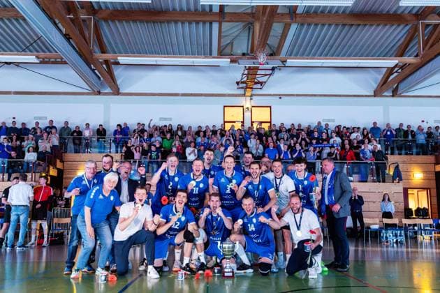 26.04.2025, GER, Volleyball, 2.BL Maenner Sued, Saison 2024 2025, Blue Volleys Gotha - Ceratonia Volleys Eltmann die Mannschaft der Blue Volleys Gotha wird Meister in der 2.Bundesliga Maenner Sued, Saison 24 25, im Bild Robert Werner (Blue Volleys Gotha), Tomasz Gorski (Blue Volleys Gotha), Justus Krausse (Blue Volleys Gotha), Richard Werner (Blue Volleys Gotha), Dominik Duchac (Blue Volleys Gotha), Finn Jansen (Blue Volleys Gotha), Tim Wagner (Blue Volleys Gotha), Maximum Crowder (Blue Volleys Gotha), Daniel Mark Ridings (Blue Volleys Gotha), Len Spankowski (Blue Volleys Gotha), Christoph Assmann (Blue Volleys Gotha), Hannes Krochmann (Blue Volleys Gotha), Erik Niederluecke (Blue Volleys Gotha) 99867 Gotha Sporthalle Sportanlage Ernesti Thüringen Deutschland