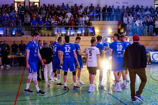 26.04.2025, GER, Volleyball, 2.BL Maenner Sued, Saison 2024 2025, Blue Volleys Gotha - Ceratonia Volleys Eltmann die Mannschaft der Blue Volleys Gotha wird Meister in der 2.Bundesliga Maenner Sued, Saison 24 25 und bedankt sich bei den Fans Zuschauern 99867 Gotha Sporthalle Sportanlage Ernesti Thüringen Deutschland