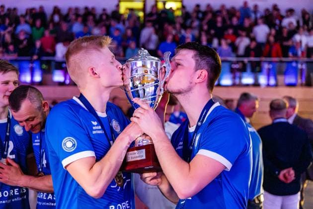 26.04.2025, GER, Volleyball, 2.BL Maenner Sued, Saison 2024 2025, Blue Volleys Gotha - Ceratonia Volleys Eltmann die Mannschaft der Blue Volleys Gotha wird Meister in der 2.Bundesliga Maenner Sued, Saison 24 25, im Bild Hannes Krochmann (Blue Volleys Gotha) gemeinsam mit Finn Jansen (Blue Volleys Gotha) 99867 Gotha Sporthalle Sportanlage Ernesti Thüringen Deutschland