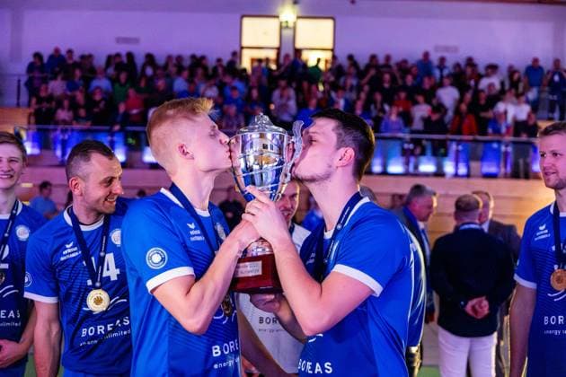 26.04.2025, GER, Volleyball, 2.BL Maenner Sued, Saison 2024 2025, Blue Volleys Gotha - Ceratonia Volleys Eltmann die Mannschaft der Blue Volleys Gotha wird Meister in der 2.Bundesliga Maenner Sued, Saison 24 25, im Bild Hannes Krochmann (Blue Volleys Gotha) gemeinsam mit Finn Jansen (Blue Volleys Gotha) 99867 Gotha Sporthalle Sportanlage Ernesti Thüringen Deutschland