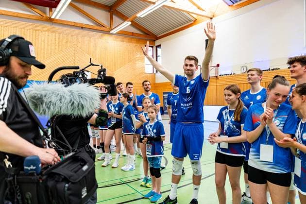 26.04.2025, GER, Volleyball, 2.BL Maenner Sued, Saison 2024 2025, Blue Volleys Gotha - Ceratonia Volleys Eltmann Erik Niederluecke (Blue Volleys Gotha) verlässt die Blue Volleys Gotha und wird vor dem Spiel verabschiedet 99867 Gotha Sporthalle Sportanlage Ernesti Thüringen Deutschland
