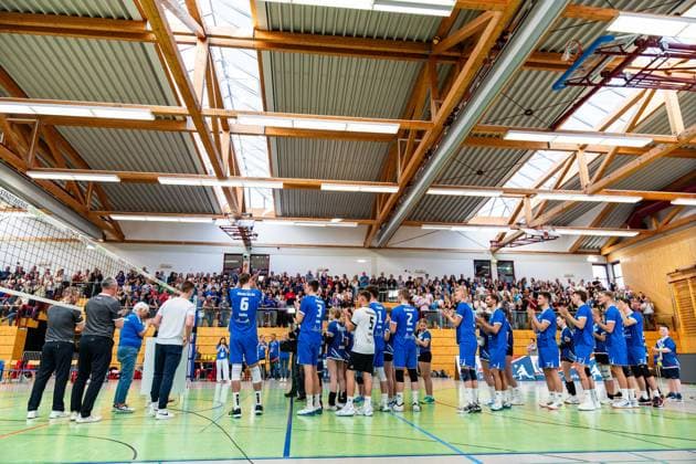 26.04.2025, GER, Volleyball, 2.BL Maenner Sued, Saison 2024 2025, Blue Volleys Gotha - Ceratonia Volleys Eltmann Erik Niederluecke (Blue Volleys Gotha) verlässt die Blue Volleys Gotha und wird vor dem Spiel verabschiedet, als Dankeschön der Mannschaft wird eine Kollage zum Meistertitel überreicht 99867 Gotha Sporthalle Sportanlage Ernesti Thüringen Deutschland