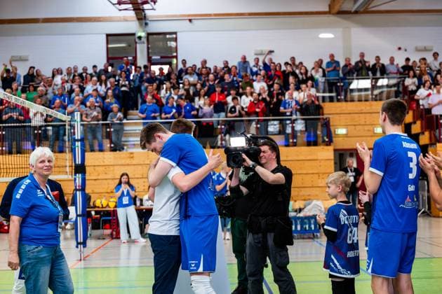 26.04.2025, GER, Volleyball, 2.BL Maenner Sued, Saison 2024 2025, Blue Volleys Gotha - Ceratonia Volleys Eltmann Erik Niederluecke (Blue Volleys Gotha) verlässt die Blue Volleys Gotha und wird vor dem Spiel verabschiedet, als Dankeschön der Mannschaft wird eine Kollage zum Meistertitel überreicht 99867 Gotha Sporthalle Sportanlage Ernesti Thüringen Deutschland