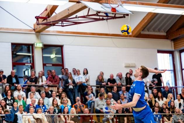26.04.2025, GER, Volleyball, 2.BL Maenner Sued, Saison 2024 2025, Blue Volleys Gotha - Ceratonia Volleys Eltmann Erik Niederluecke (Blue Volleys Gotha) während einer Angabe 99867 Gotha Sporthalle Sportanlage Ernesti Thüringen Deutschland