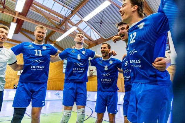 26.04.2025, GER, Volleyball, 2.BL Maenner Sued, Saison 2024 2025, Blue Volleys Gotha - Ceratonia Volleys Eltmann die Blue Volleys sind Meister in der 2.Volleyball Bundesliga Maenner Sued Saison 2024 2025, im Bild Tim Wagner (Blue Volleys Gotha), Erik Niederluecke (Blue Volleys Gotha), Dominik Duchac (Blue Volleys Gotha) 99867 Gotha Sporthalle Sportanlage Ernesti Thüringen Deutschland
