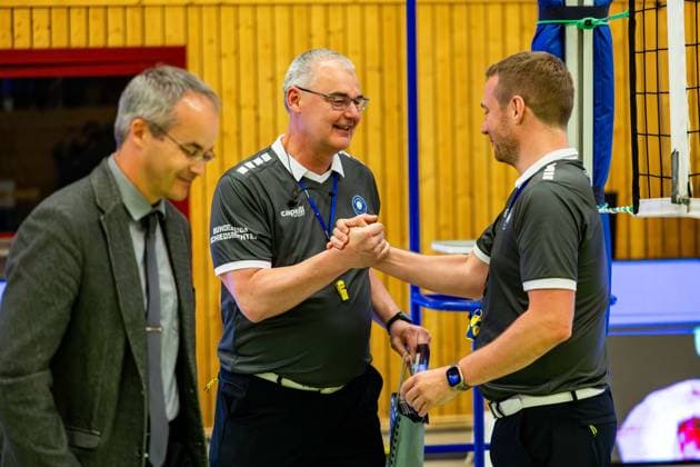 26.04.2025, GER, Volleyball, 2.BL Maenner Sued, Saison 2024 2025, Blue Volleys Gotha - Ceratonia Volleys Eltmann Henke, Michael (Schiedsrichter) wird in den Ruhestand verabschiedet, mit im Bild Müller-Beck, Andre 99867 Gotha Sporthalle Sportanlage Ernesti Thüringen Deutschland