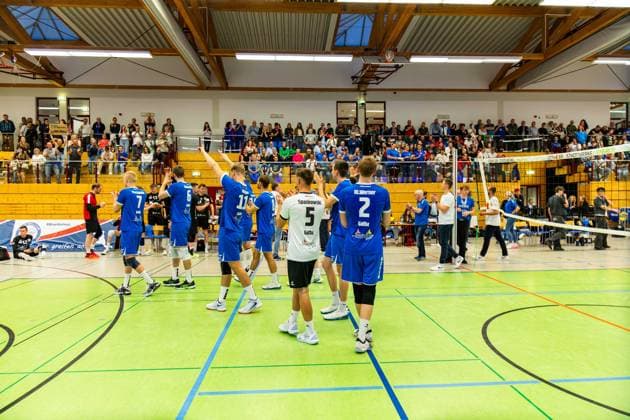 26.04.2025, GER, Volleyball, 2.BL Maenner Sued, Saison 2024 2025, Blue Volleys Gotha - Ceratonia Volleys Eltmann die Mannschaft der Blue Volleys Gotha wird Meister in der 2.Bundesliga Maenner Sued, Saison 24 25 und bedankt sich bei den Fans, mit im Bild Tim Wagner (Blue Volleys Gotha), Len Spankowski (Blue Volleys Gotha), Richard Werner (Blue Volleys Gotha) 99867 Gotha Sporthalle Sportanlage Ernesti Thüringen Deutschland