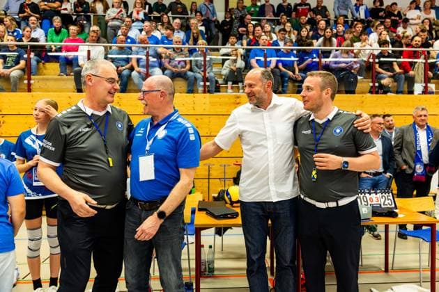 26.04.2025, GER, Volleyball, 2.BL Maenner Sued, Saison 2024 2025, Blue Volleys Gotha - Ceratonia Volleys Eltmann Henke, Michael (Schiedsrichter) wird in den Ruhestand verabschiedet, mit im Bild Müller-Beck, Andre, Wolfgang Menges und Tado Karlovic (CERATONIA Volleys Eltmann) 99867 Gotha Sporthalle Sportanlage Ernesti Thüringen Deutschland