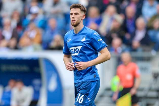 Anton Stach (TSG 1899 Hoffenheim) schaut, Bundesliga, TSG 1899 Hoffenheim v Borussia Dortmund, PreZero-Arena am 26. April 2025 in Sinsheim, Deutschland. (Foto von Marco Steinbrenner DeFodi Images) Anton Stach (TSG 1899 Hoffenheim) looks on, Bundesliga, TSG 1899 Hoffenheim v Borussia Dortmund, PreZero-Arena, April 26, 2025 in Sinsheim, Germany. (Photo by Marco Steinbrenner DeFodi Images) DFL regulations prohibit any use of photographs as image sequences and or quasi-video.