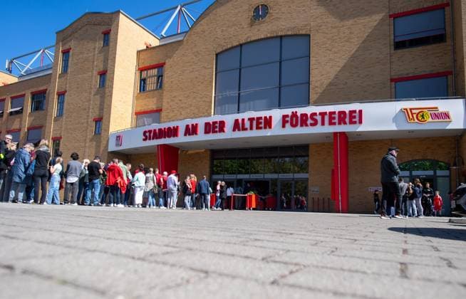 Fussball, Frauen, Saison 2024 2025, 2. Bundesliga (23. Spieltag), 1. FC Union Berlin - Borussia Mönchengladbach, Fans vor dem Eingang, 27.04.2025, Copyright: xSebastianxRäppold MatthiasxKochx