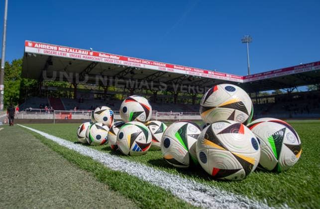 Fussball, Frauen, Saison 2024 2025, 2. Bundesliga (23. Spieltag), 1. FC Union Berlin - Borussia Mönchengladbach, Bälle auf dem Rasen, 27.04.2025, Copyright: xSebastianxRäppold MatthiasxKochx