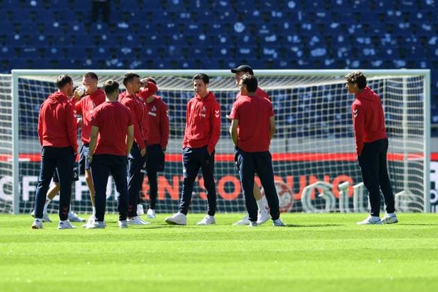 Spieler 1. FC Koeln waehrend der Platzbegehung waehrend des Spiels der 2. Bundesliga zwischen Hannover 96 und 1. FC Köln in der Heinz von Heiden Arena am 27. April 2025 in Hannover, Deutschland. (Foto von Ralf Treese DeFodi Images) +++ Spieler 1. FC Koeln look on during the 2. Bundesliga match between Hannover 96 and 1. FC Köln at Heinz von Heiden Arena on April 27, 2025 in Hanover, Germany. (Photo by Ralf Treese DeFodi Images) DFB DFL REGULATIONS PROHIBIT ANY USE OF PHOTOGRAPHS AS IMAGE SEQUENCES AND OR QUASI-VIDEO. (Photo by Ralf Treese DeFodi Images)