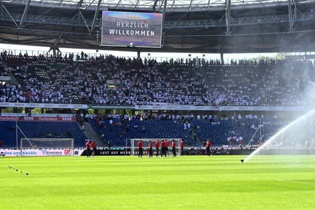 Spieler 1. FC Koeln waehrend der Platzbegehung waehrend des Spiels der 2. Bundesliga zwischen Hannover 96 und 1. FC Köln in der Heinz von Heiden Arena am 27. April 2025 in Hannover, Deutschland. (Foto von Ralf Treese DeFodi Images) +++ Spieler 1. FC Koeln look on during the 2. Bundesliga match between Hannover 96 and 1. FC Köln at Heinz von Heiden Arena on April 27, 2025 in Hanover, Germany. (Photo by Ralf Treese DeFodi Images) DFB DFL REGULATIONS PROHIBIT ANY USE OF PHOTOGRAPHS AS IMAGE SEQUENCES AND OR QUASI-VIDEO. (Photo by Ralf Treese DeFodi Images)
