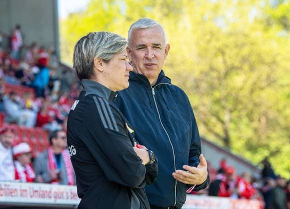 Fussball, Frauen, Saison 2024 2025, 2. Bundesliga (23. Spieltag), 1. FC Union Berlin - Borussia Mönchengladbach, v. l. Geschäftsführerin Profifußball Frauen Jennifer Zietz (1. FC Union), Präsident Dirk Zingler (1. FC Union), 27.04.2025, Copyright: xSebastianxRäppold MatthiasxKochx
