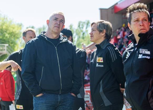 Fussball, Frauen, Saison 2024 2025, 2. Bundesliga (23. Spieltag), 1. FC Union Berlin - Borussia Mönchengladbach, v. l. Präsident Dirk Zingler (1. FC Union), Geschäftsführerin Profifußball Frauen Jennifer Zietz (1. FC Union), 27.04.2025, Copyright: xSebastianxRäppold MatthiasxKochx