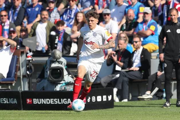 26.04.2025, xtgx, Fussball 1. Bundesliga, Holstein Kiel - Borussia Mönchengladbach emspor, v.l. Nicolai Remberg (Kiel, 22) Freisteller, Einzelbild, Ganzkoerper, single frame (DFL DFB REGULATIONS PROHIBIT ANY USE OF PHOTOGRAPHS as IMAGE SEQUENCES and or QUASI-VIDEO) Kiel