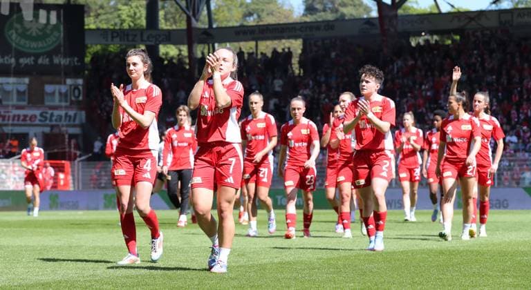 Marie Becker, Lisa Heiseler, Mannschaft konnt vom Erwärmen Fußball Fussball 2. Bundesliga Damen Frauen Saison 2024 2025 27.04.2025 1.FC Union Berlin vs. Borussia Mönchengladbach BMG DFL regulations prohibit any use of photographs as image sequences and or quasi-video