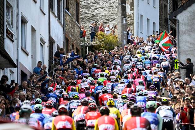 Liege Bastogne Liege 2025 Cycling Race LIEGE, BELGIUM - APRIL 25 : Illustration picture of the peloton during the 111th edition of Liege Bastogne Liege an UCI World Tour 1.UWT cycling race for Men Elite of 252 km with start and finish in Liege on April 25, 2025 in Liege, Belgium, 25 04 2025 ( Motordriver Guy De Vuyst - Liege Belgium  Copyright: xPeterxDexVoechtx