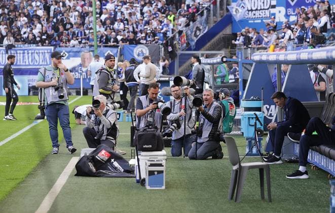 Fotografen warten auf das richtige Motiv Fussball, Herren, Saison 2024 2025, 2.BL, Volksparkstadion, Hamburger SV gegen Karlsruher SC DFL REGULATIONS PROHIBIT ANY USE OF PHOTOGRAPHS AS IMAGE SEQUENCES AND OR QUASI-VIDEO.
