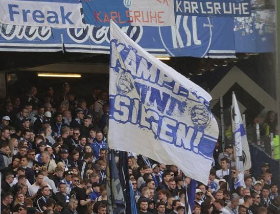Fahne der Fans des KSC Fussball, Herren, Saison 2024 2025, 2.BL, Volksparkstadion, Hamburger SV gegen Karlsruher SC DFL REGULATIONS PROHIBIT ANY USE OF PHOTOGRAPHS AS IMAGE SEQUENCES AND OR QUASI-VIDEO.