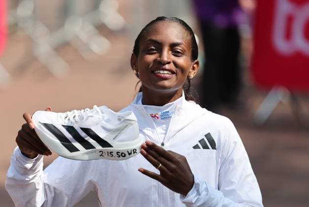 Bilder des Jahres 2025, Sport 04 April Sport Themen der Woche KW17 Sport Bilder des Tages 27 04 2025. London, United Kingdom. Tigst Assefa with her world record time on her training shoe after winning the womens race at the London Marathon, United Kingdom.  xStephenxLockx xixImagesx IIM-25903-0012