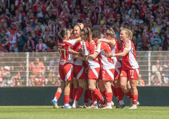 Fussball, Frauen, Saison 2024 2025, 2. Bundesliga (23. Spieltag), 1. FC Union Berlin - Borussia Mönchengladbach, v. l. Korina Janez (1. FC Union), Celine Frank (1. FC Union), Anna Weiß (1. FC Union), Marie Becker (1. FC Union), Tomke Schneider (1. FC Union), Lisa Heiseler (1. FC Union), Dina Orschmann (1. FC Union), Jubel nach Tor zum 1:0, 27.04.2025, Copyright: xSebastianxRäppold MatthiasxKochx