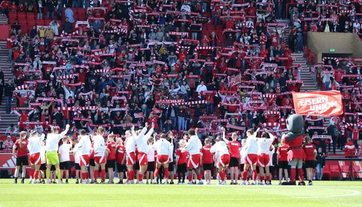 Unionmannschaft vor voller HaupttribüneStadion an der Alten Försterei AF Sportstätte Übersicht Fußball Fussball 2. Bundesliga Damen Frauen Saison 2024 2025 27.04.2025 1.FC Union Berlin vs. Borussia Mönchengladbach BMG DFL regulations prohibit any use of photographs as image sequences and or quasi-video