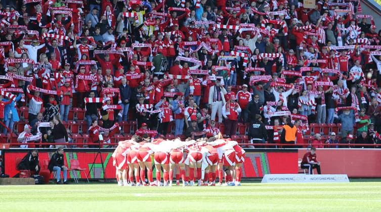 Unionmannschaft vor voller HaupttribüneStadion an der Alten Försterei AF Sportstätte Übersicht Fußball Fussball 2. Bundesliga Damen Frauen Saison 2024 2025 27.04.2025 1.FC Union Berlin vs. Borussia Mönchengladbach BMG DFL regulations prohibit any use of photographs as image sequences and or quasi-video