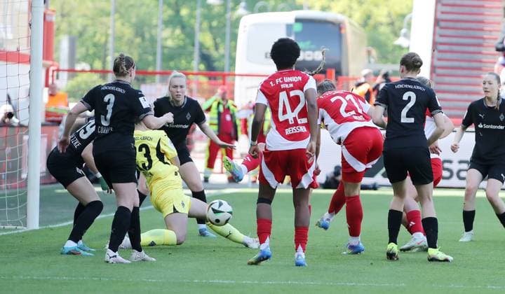 Anna Weiss erzielt das Tor zum 1:0 gegen Luisa Palmen Zweikampf Spielszene Aktion Fußball Fussball 2. Bundesliga Damen Frauen Saison 2024 2025 27.04.2025 1.FC Union Berlin vs. Borussia Mönchengladbach BMG DFL regulations prohibit any use of photographs as image sequences and or quasi-video