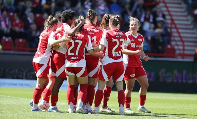 Anna Weiss jubelt nach 1:0 mit Teamkolleginnen Freude Emotion Jubel Fußball Fussball 2. Bundesliga Damen Frauen Saison 2024 2025 27.04.2025 1.FC Union Berlin vs. Borussia Mönchengladbach BMG DFL regulations prohibit any use of photographs as image sequences and or quasi-video
