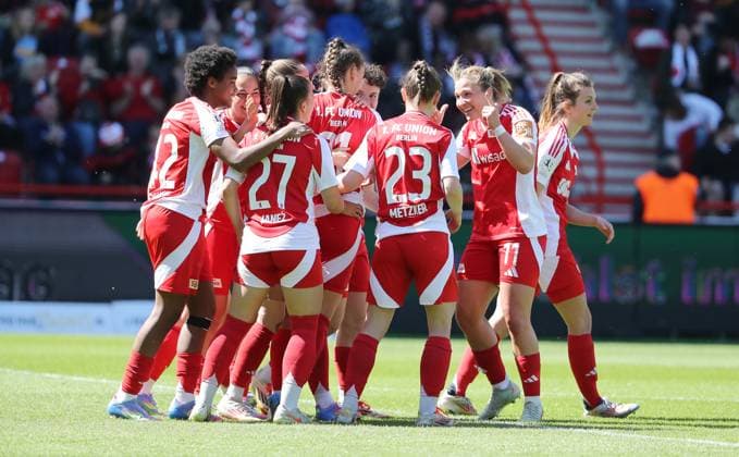 Anna Weiss jubelt nach 1:0 mit Teamkolleginnen Freude Emotion Jubel Fußball Fussball 2. Bundesliga Damen Frauen Saison 2024 2025 27.04.2025 1.FC Union Berlin vs. Borussia Mönchengladbach BMG DFL regulations prohibit any use of photographs as image sequences and or quasi-video