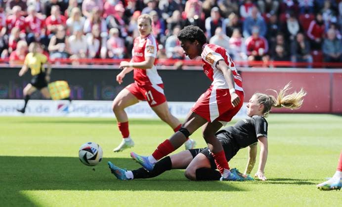 Naika Reissner erzielt das Tor zum 2:0 gegen Luisa Palmen Zweikampf Spielszene Aktion Fußball Fussball 2. Bundesliga Damen Frauen Saison 2024 2025 27.04.2025 1.FC Union Berlin vs. Borussia Mönchengladbach BMG DFL regulations prohibit any use of photographs as image sequences and or quasi-video