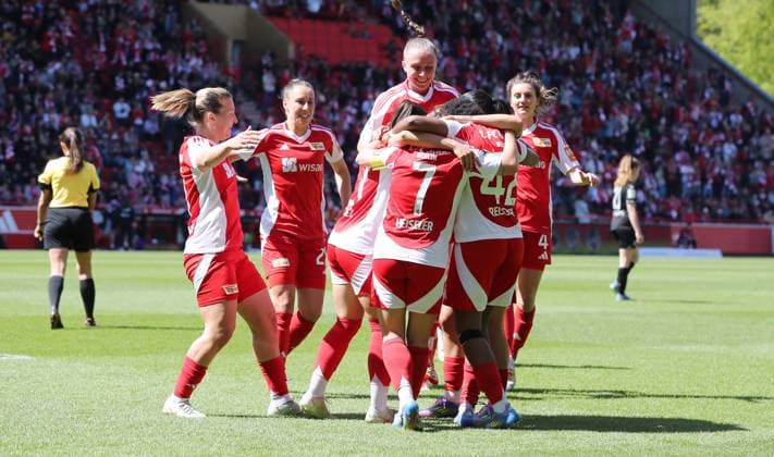 Naika Reissner jubelt nach 2:0 mit Teamkolleginnen Freude Emotion Jubel Fußball Fussball 2. Bundesliga Damen Frauen Saison 2024 2025 27.04.2025 1.FC Union Berlin vs. Borussia Mönchengladbach BMG DFL regulations prohibit any use of photographs as image sequences and or quasi-video