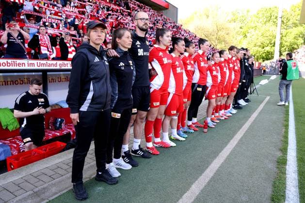 DEU, 2.BL, Frauen, 1.FC Union vs. Borussia Moenchengladbach, 27.04.2025, Stadion Alte Foersterei, Berlin, DEU, 2.BL, Frauen, 1.FC Union vs. Borussia Moenchengladbach, im Bild: Cheftrainerin Ailien Poese (1.FC Union Berlin), Union-Trainerreihe DFL - regulations prohibit any use of Photographs as image sequences and or quasi-video