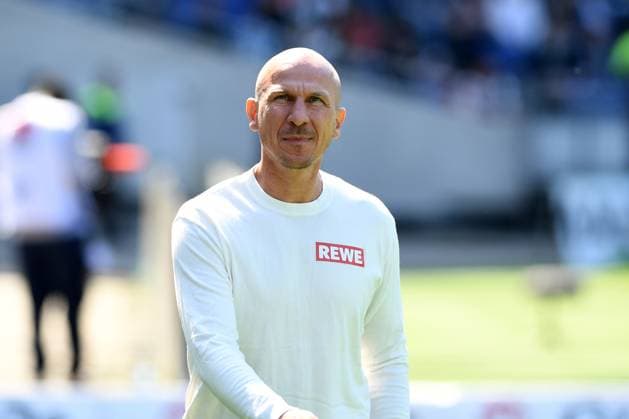 Trainer Gerhard Struber (1. FC Koeln) schaut waehrend des Spiels der 2. Bundesliga zwischen Hannover 96 und 1. FC Köln in der Heinz von Heiden Arena am 27. April 2025 in Hannover, Deutschland. (Foto von Ralf Treese DeFodi Images) +++ Trainer Gerhard Struber (1. FC Koeln) looks on during the 2. Bundesliga match between Hannover 96 and 1. FC Köln at Heinz von Heiden Arena on April 27, 2025 in Hanover, Germany. (Photo by Ralf Treese DeFodi Images) DFB DFL REGULATIONS PROHIBIT ANY USE OF PHOTOGRAPHS AS IMAGE SEQUENCES AND OR QUASI-VIDEO. (Photo by Ralf Treese DeFodi Images)