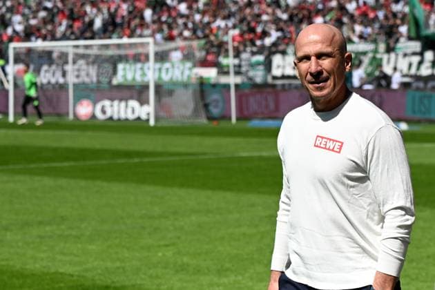 Trainer Gerhard Struber (1. FC Koeln) schaut waehrend des Spiels der 2. Bundesliga zwischen Hannover 96 und 1. FC Köln in der Heinz von Heiden Arena am 27. April 2025 in Hannover, Deutschland. (Foto von Ralf Treese DeFodi Images) +++ Trainer Gerhard Struber (1. FC Koeln) looks on during the 2. Bundesliga match between Hannover 96 and 1. FC Köln at Heinz von Heiden Arena on April 27, 2025 in Hanover, Germany. (Photo by Ralf Treese DeFodi Images) DFB DFL REGULATIONS PROHIBIT ANY USE OF PHOTOGRAPHS AS IMAGE SEQUENCES AND OR QUASI-VIDEO. (Photo by Ralf Treese DeFodi Images)