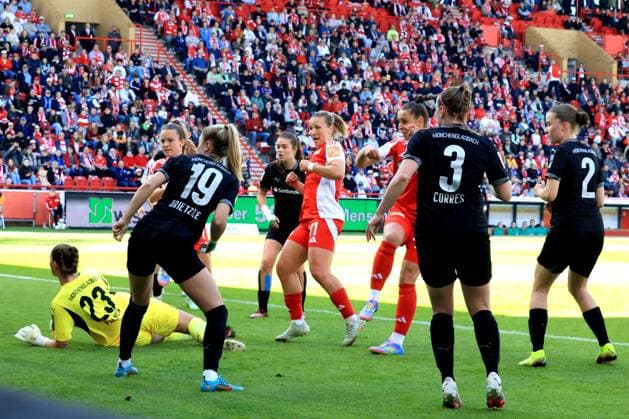 DEU, 2.BL, Frauen, 1.FC Union vs. Borussia Moenchengladbach, 27.04.2025, Stadion Alte Foersterei, Berlin, DEU, 2.BL, Frauen, 1.FC Union vs. Borussia Moenchengladbach, im Bild: 1: durch Anna Weiss (1.FC Union Berlin 21), Dina Orschmann (1.FC Union Berlin 11), Yvonne Brietzke (Moenchengladbach 19), Luisa Palmen (Moenchengladbach 23), Carolin Corres (Moenchengladbach 3), Miriam Arici (Moenchengladbach 2) DFL - regulations prohibit any use of Photographs as image sequences and or quasi-video