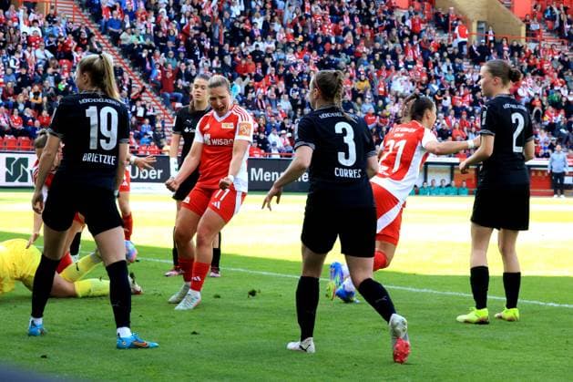 DEU, 2.BL, Frauen, 1.FC Union vs. Borussia Moenchengladbach, 27.04.2025, Stadion Alte Foersterei, Berlin, DEU, 2.BL, Frauen, 1.FC Union vs. Borussia Moenchengladbach, im Bild: 1: durch Anna Weiss (1.FC Union Berlin 21), Dina Orschmann (1.FC Union Berlin 11), Yvonne Brietzke (Moenchengladbach 19), Carolin Corres (Moenchengladbach 3), Miriam Arici (Moenchengladbach 2) DFL - regulations prohibit any use of Photographs as image sequences and or quasi-video