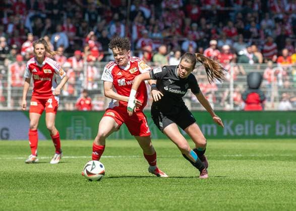 Sport Bilder des Tages Fussball, Frauen, Saison 2024 2025, 2. Bundesliga (23. Spieltag), 1. FC Union Berlin - Borussia Mönchengladbach, v. l. Tomke Schneider (1. FC Union), Kiki Scholten (Mönchengladbach), 27.04.2025, Copyright: xSebastianxRäppold MatthiasxKochx