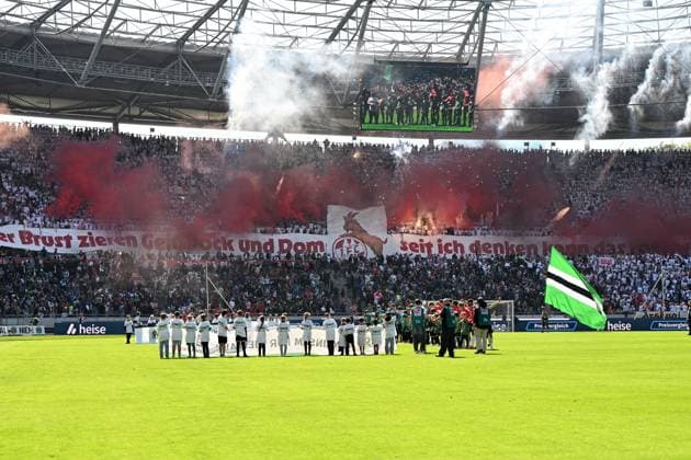 Fans 1. FC Koeln Fans mit Pyrotechnik waehrend des Spiels der 2. Bundesliga zwischen Hannover 96 und 1. FC Köln in der Heinz von Heiden Arena am 27. April 2025 in Hannover, Deutschland. (Foto von Ralf Treese DeFodi Images) +++ Fans 1. FC Koeln supporters use pyrotechnics during the 2. Bundesliga match between Hannover 96 and 1. FC Köln at Heinz von Heiden Arena on April 27, 2025 in Hanover, Germany. (Photo by Ralf Treese DeFodi Images) DFB DFL REGULATIONS PROHIBIT ANY USE OF PHOTOGRAPHS AS IMAGE SEQUENCES AND OR QUASI-VIDEO. (Photo by Ralf Treese DeFodi Images)