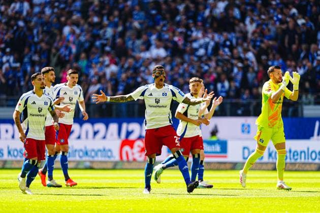 Spieler Hamburger SV vor Spielbegin vor den Fans GER, Hamburger SV vs. Karlsruher SC, Fussball, 2. Bundesliga, Spieltag 31, Saison 2024 2025, 27.04.2025 DFL REGULATIONS PROHIBIT ANY USE OF PHOTOGRAPHS AS IMAGE SEQUENCES AND OR QUASI-VIDEO GER, Hamburger SV vs. Karlsruher SC, Fussball, 2. Bundesliga, Spieltag 31, Saison 2024 2025, 27.04.2025 Hamburg