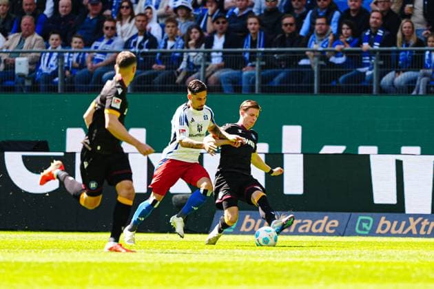 Ludovit Reis (Hamburger SV, 14), Christoph Kobald (Karlsruher SC, 22) GER, Hamburger SV vs. Karlsruher SC, Fussball, 2. Bundesliga, Spieltag 31, Saison 2024 2025, 27.04.2025 DFL REGULATIONS PROHIBIT ANY USE OF PHOTOGRAPHS AS IMAGE SEQUENCES AND OR QUASI-VIDEO GER, Hamburger SV vs. Karlsruher SC, Fussball, 2. Bundesliga, Spieltag 31, Saison 2024 2025, 27.04.2025 Hamburg