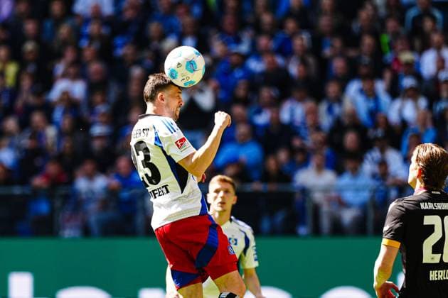 Kopfball Jonas Meffert (Hamburger SV, 23) GER, Hamburger SV vs. Karlsruher SC, Fussball, 2. Bundesliga, Spieltag 31, Saison 2024 2025, 27.04.2025 DFL REGULATIONS PROHIBIT ANY USE OF PHOTOGRAPHS AS IMAGE SEQUENCES AND OR QUASI-VIDEO GER, Hamburger SV vs. Karlsruher SC, Fussball, 2. Bundesliga, Spieltag 31, Saison 2024 2025, 27.04.2025 Hamburg