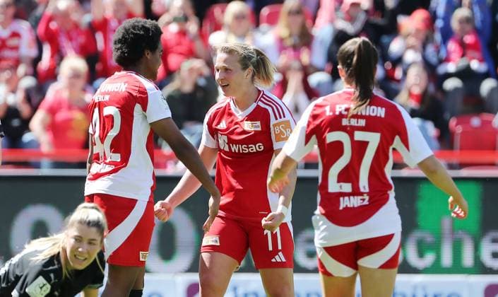 Dina Orschmann jubelt nach 3:1 mit Naika Reissner, Korina Janez Freude Emotion Jubel Fußball Fussball 2. Bundesliga Damen Frauen Saison 2024 2025 27.04.2025 1.FC Union Berlin vs. Borussia Mönchengladbach BMG DFL regulations prohibit any use of photographs as image sequences and or quasi-video