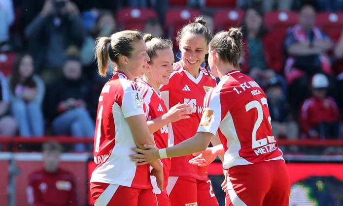 Lisa Heiseler jubelt nach 4:1 mit Teamkolleginnen Freude Emotion Jubel Fußball Fussball 2. Bundesliga Damen Frauen Saison 2024 2025 27.04.2025 1.FC Union Berlin vs. Borussia Mönchengladbach BMG DFL regulations prohibit any use of photographs as image sequences and or quasi-video