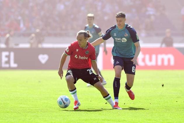 Lars Gindorf (Hannover 96) und Eric Martel (1. FC Koeln) im Zweikampf waehrend des Spiels der 2. Bundesliga zwischen Hannover 96 und 1. FC Köln in der Heinz von Heiden Arena am 27. April 2025 in Hannover, Deutschland. (Foto von Ralf Treese DeFodi Images) +++ Lars Gindorf (Hannover 96) und Eric Martel (1. FC Koeln) battle for the ball during the 2. Bundesliga match between Hannover 96 and 1. FC Köln at Heinz von Heiden Arena on April 27, 2025 in Hanover, Germany. (Photo by Ralf Treese DeFodi Images) DFB DFL REGULATIONS PROHIBIT ANY USE OF PHOTOGRAPHS AS IMAGE SEQUENCES AND OR QUASI-VIDEO. (Photo by Ralf Treese DeFodi Images)